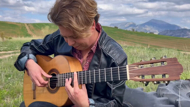 THOMAS ZWIJSEN Performs Acoustic Guitar Cover Of GUNS N' ROSES' "Sweet Child O' Mine"; Video