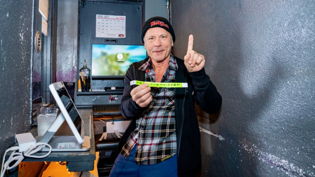 BRUCE DICKINSON Surprises Lucky Fans By Showing Up At Box Office To Sell Tickets For Whisky A Go Go Shows