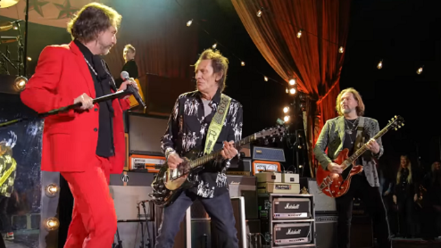 ROLLING STONES Guitarist RONNIE WOOD Joins THE BLACK CROWES On Stage In Los Angeles; Video