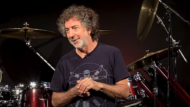 SIMON PHILLIPS Looks Back On Replacing Late TOTO Drummer JEFF PORCARO - "They Didn't Want To Have Sombody Come In And Copy Jeff" (Video)