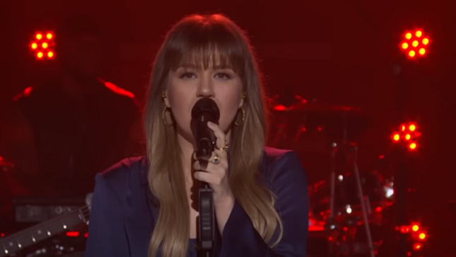KELLY CLARKSON Covers METALLICA; Pro-Shot Video
