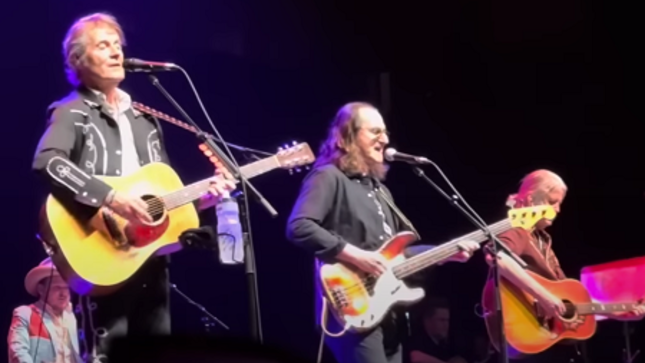 RUSH - GEDDY LEE, ALEX LIFESON Join BLUE RODEO In Tribute To GORDON LIGHTFOOT At Massey Hall In Toronto; Fan-Filmed Video