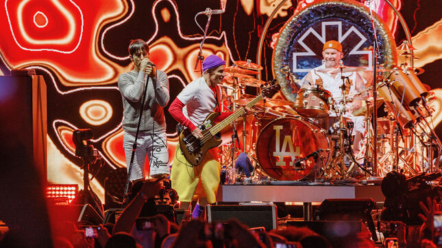 25 Years Later, CHAD SMITH Discusses The Making Of RED HOT CHILI PEPPERS' Californication - "We're Forever Thankful To The PEARL JAM Guys"; Video
