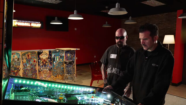 SLAYER's KERRY KING Hangs With ANTHRAX / PANTERA Drummer CHARLIE BENANTE At Stern Pinball Factory; Highlights Video Posted 