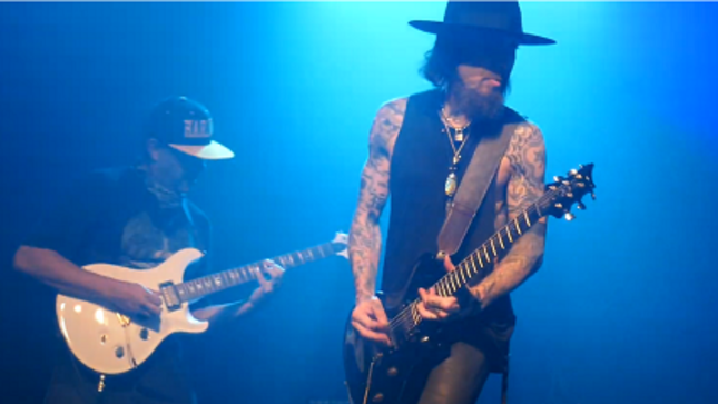TOM MORELLO Joins JANE'S ADDICTION On Stage In Germany; Fan-Filmed Video