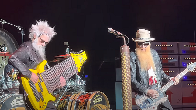 ZZ TOP Bassist ELWOOD FRANCIS On Replacing The Late DUSTY HILL - "I'm Not In The Band. I Shouldn't Be In The Band. It's Dusty's Thing"