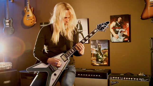 JUDAS PRIEST's RICHIE FAULKNER Performs ELEGANT WEAPONS' "Do Or Die" For EMGtv; Video