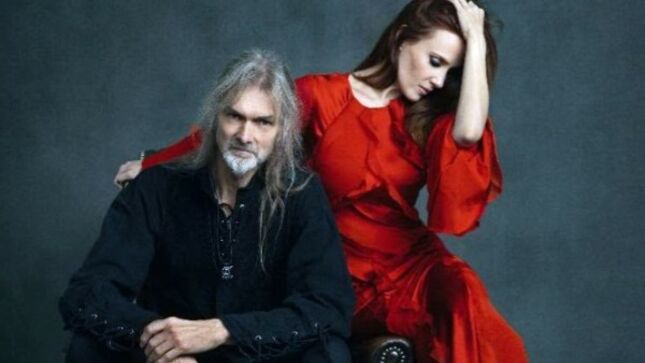 AYREON Mastermind ARJEN LUCASSEN Unveils Vinyl LP Version Of SIMONE SIMONS Debut Solo Album (Video)