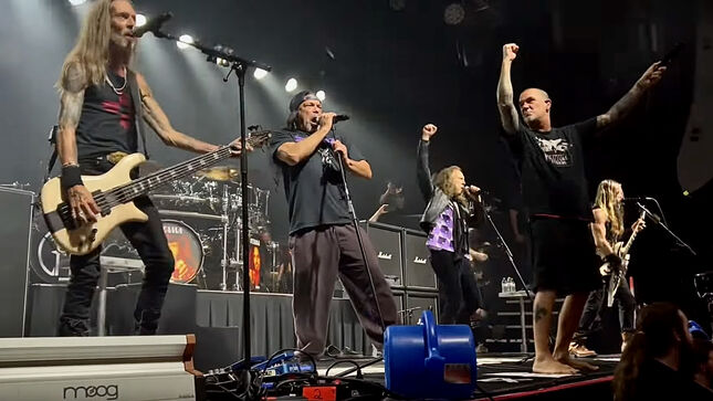 METALLICA's KIRK HAMMETT And ROBERT TRUJILLO Join PANTERA For "Walk" Performance In Minneapolis; Video - BraveWords