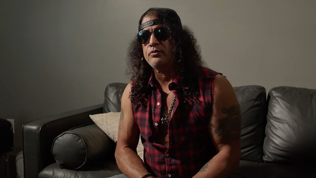 SLASH Shows Off His Touring Rig & Talks Gear Philosophy - "I'm An Addict, I Buy Guitars Because I Love Guitars"; Video