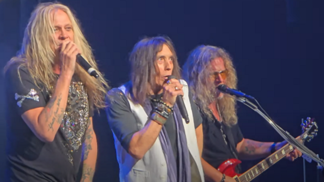 SEBASTIAN BACH Joins TESLA On Stage For "Signs"; Fan-Filmed Video