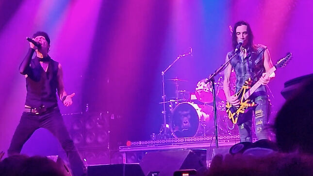 EXTREME Performs VAN HALEN Classic In Montreal; Video