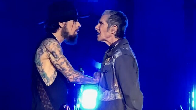 JANE'S ADDICTION - Hear PERRY FARRELL's Onstage Rant Prior To Attacking DAVE NAVARRO (Isolated Audio)