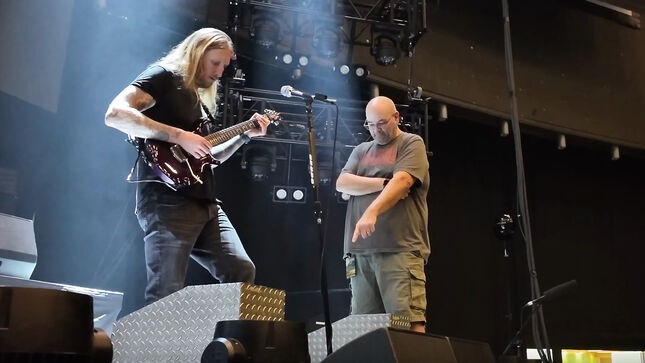 OLA ENGLUND Test Drives DREAM THEATER Guitarist JOHN PETRUCCI's 2024 Tour Rig; Video