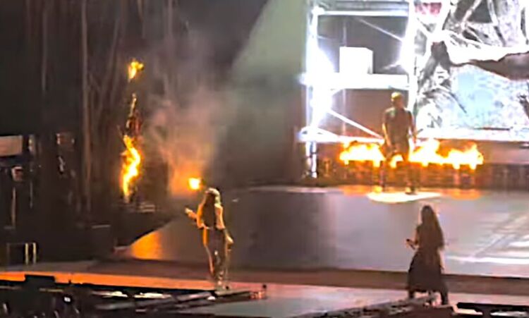 EVANESCENCE – Side-Stage Curtain Catches Fire During Tampa Show; Fan-Filmed Video