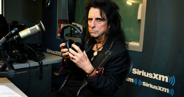 ALICE COOPER Explains The Infamous Chicken Incident In Toronto – “I’ve Never Been On A Farm In My Life”; Video