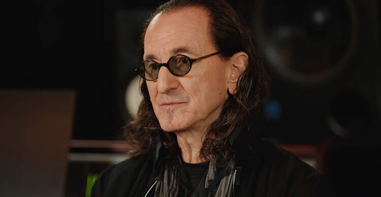 RUSH Frontman GEDDY LEE On Switching Between Different Eras Of The Band On Current Tour – “I Really Like That We’re Doing That Because The Set Keeps Changing And Keeps Giving Your Brain A Rest From One Style To Another”; Video